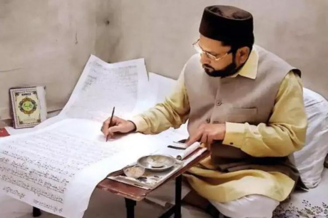 हाजी इरशाद अली ने कपड़े पर गंगा जल से बनी स्याही से लिखी भगवद् गीता