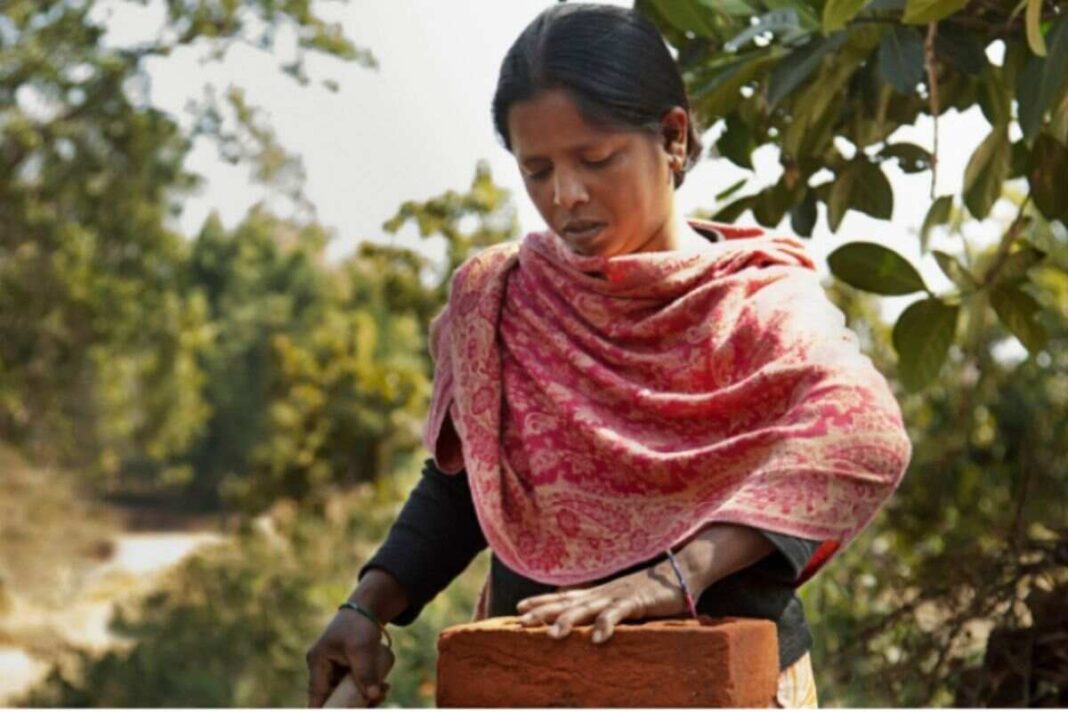 निशात जहां और ऊषा रानी: शिल्पियों द्वारा निर्मित शौचालय की अनोखी कहानी