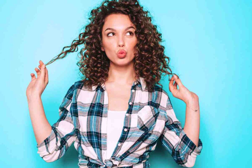 गर्मी के मौसम में चिपचिपे बालों से छुटकारा: उपाय और टिप्स