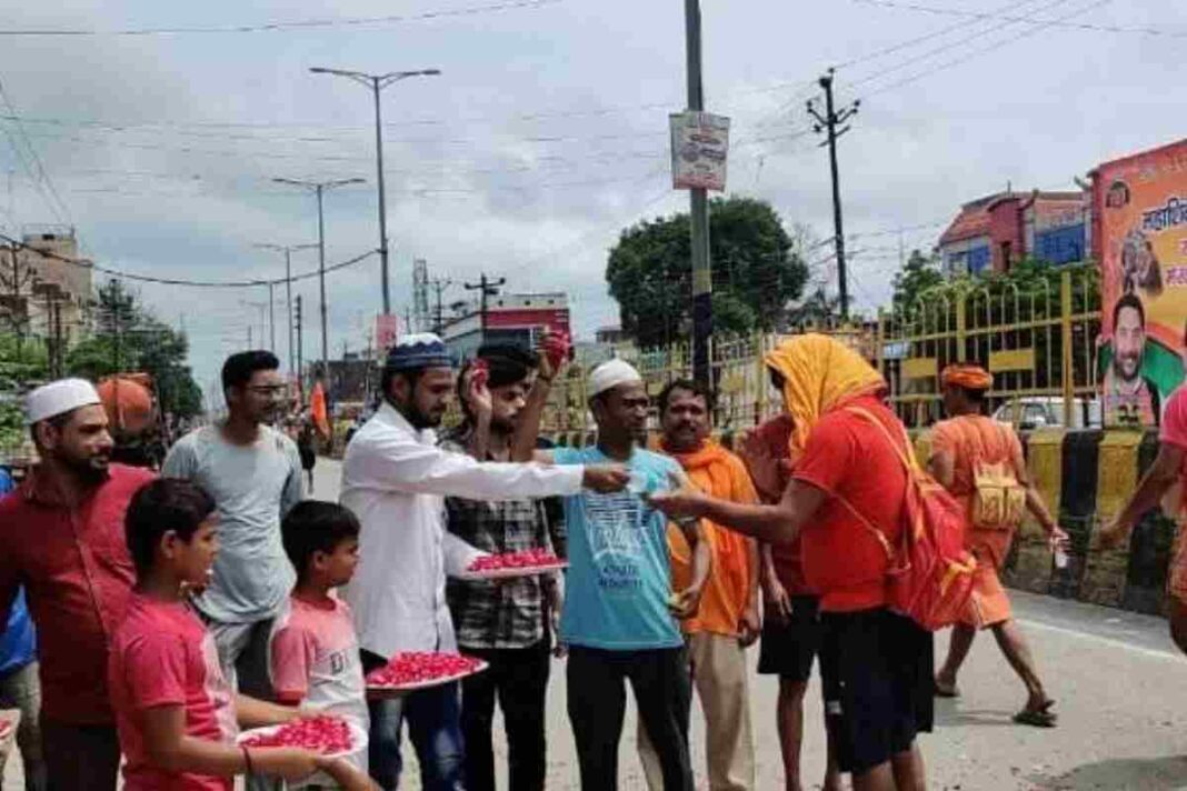 कांवड़ यात्रा में दिखी सांप्रदायिक सौहार्द की मिसाल, मुस्लिमों ने शिवभक्तों पर बरसाए फूल