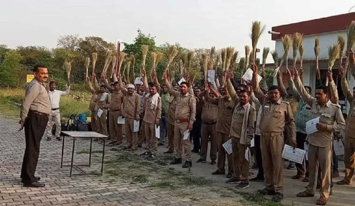 मुफ़्त में झाड़ू
