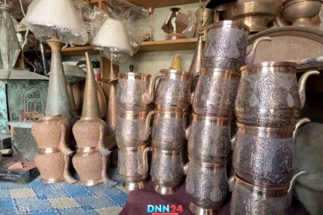 तांबे के बर्तनों पर नक्काशी कर जीता स्टेट अवॉर्ड