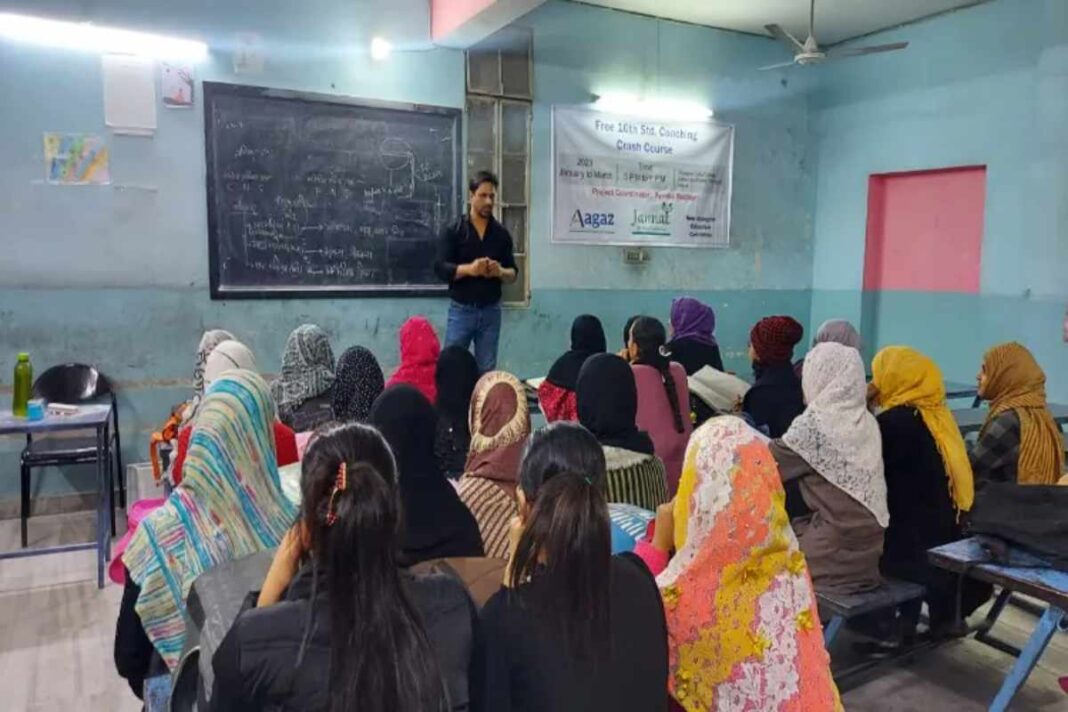 कैसे युवा मोहम्मद शहज़ाद का ‘आगाज़’ शिक्षा की अलख जगा रहा है?