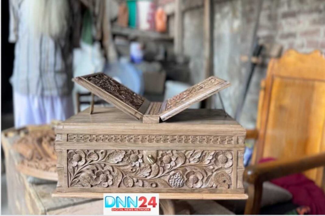 वॉलनट वुड कार्विंग से बनाया बॉक्स, जीता नेशनल अवॉर्ड