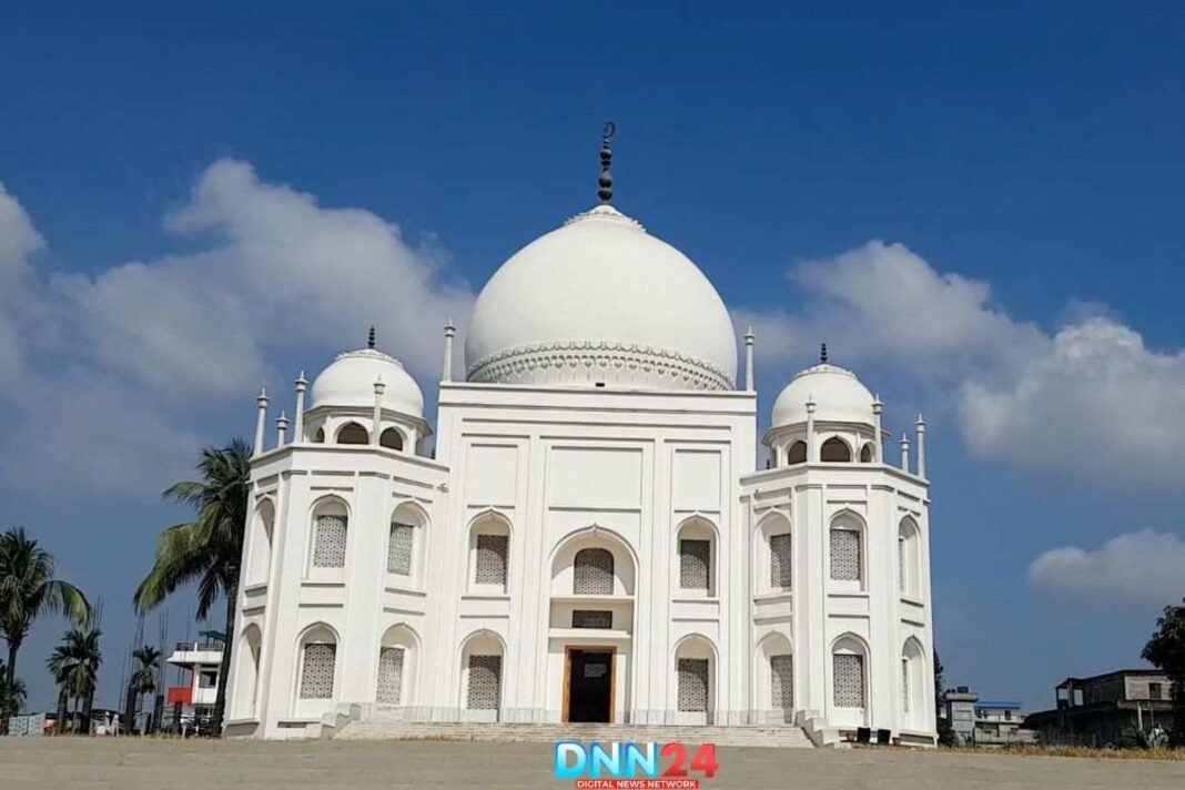 अपने माता-पिता की याद में बनवाया मिनी ताजमहल