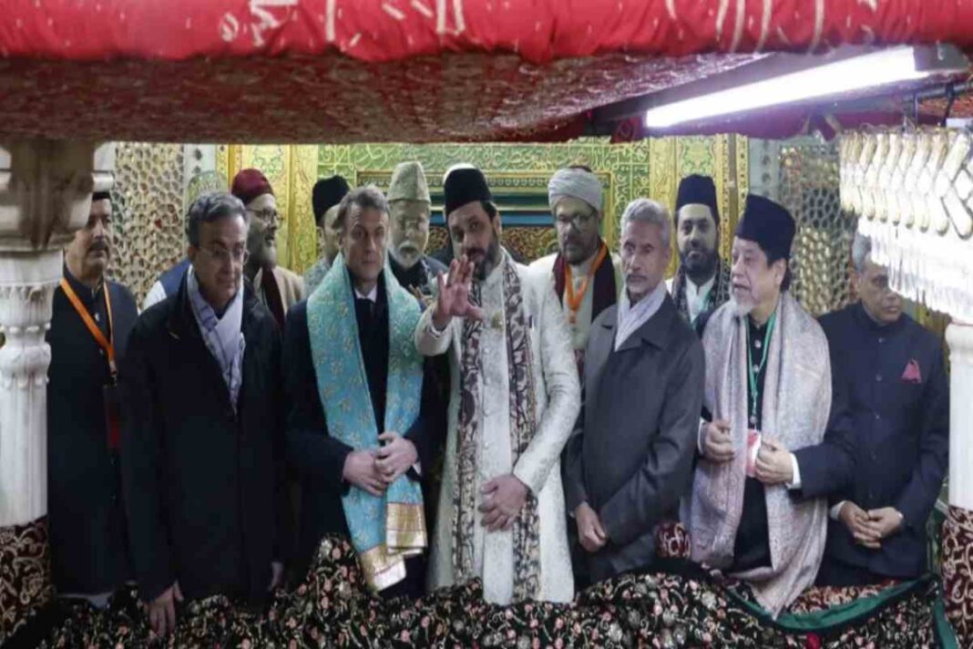 फ्रांस के राष्ट्रपति इमैनुएल मैक्रों ने दरगाह निज़ामुद्दीन पहुंच कर चढ़ाई चादर