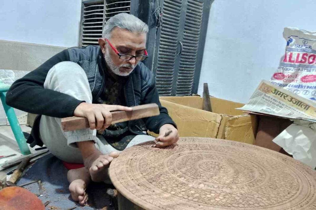 लकड़ी पर नक्काशी के नायाब कारीगर मोहम्मद दिलशाद कड़ी मेहनत को मानते हैं किस्मत की चाभी