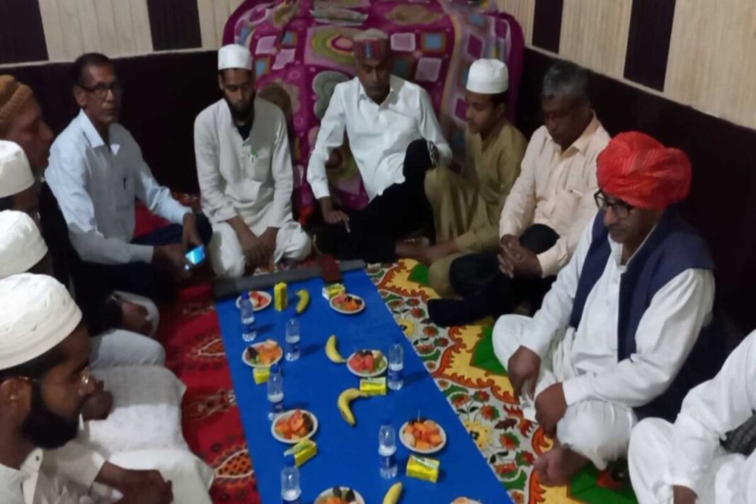 हिंदू सुमदाय ने रोज़दारों को करवाई इफ़्तारी तो मुस्लिम कराएंगे मंदिर की मरम्मत