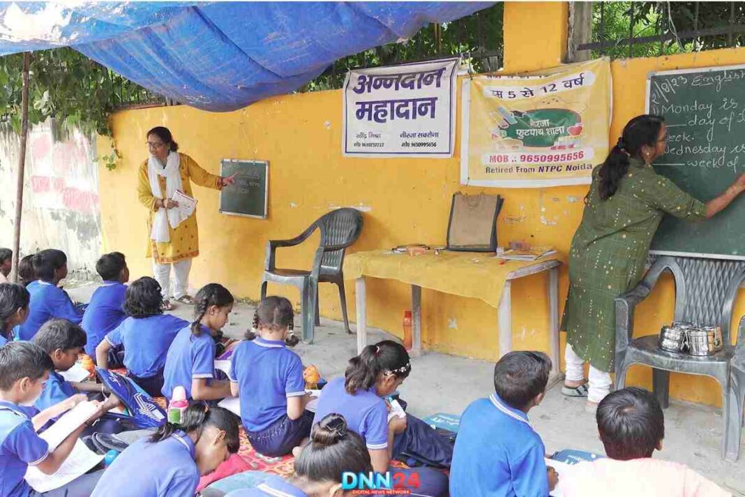 गरीब बच्चों को प्लास्टिक के बदले मुफ़्त शिक्षा दे रहा नीरजा फुटपाथ स्कूल