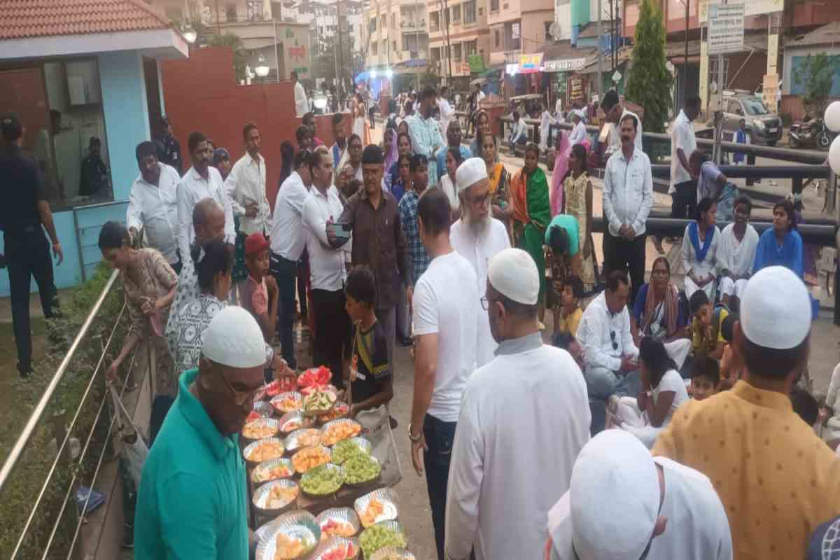 पहली बार चवदार झील पर जुटे लोगों को मुसलमानों ने दी इफ़्तार की दावत