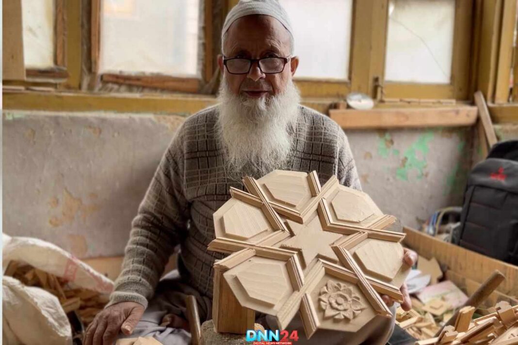 लकड़ी पर शानदार दस्तकारी और जियोमेट्रिक पैटर्न के साथ बनती है ‘ख़तमबंद’ आर्ट