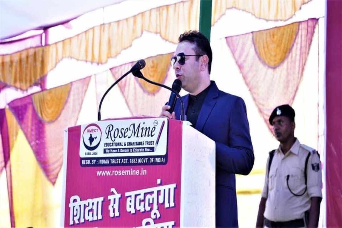 अवैस अंबर जो रोजमाइन एजुकेशनल ट्रस्ट से हजारों बच्चों को दें रहें फ्री एजुकेशन