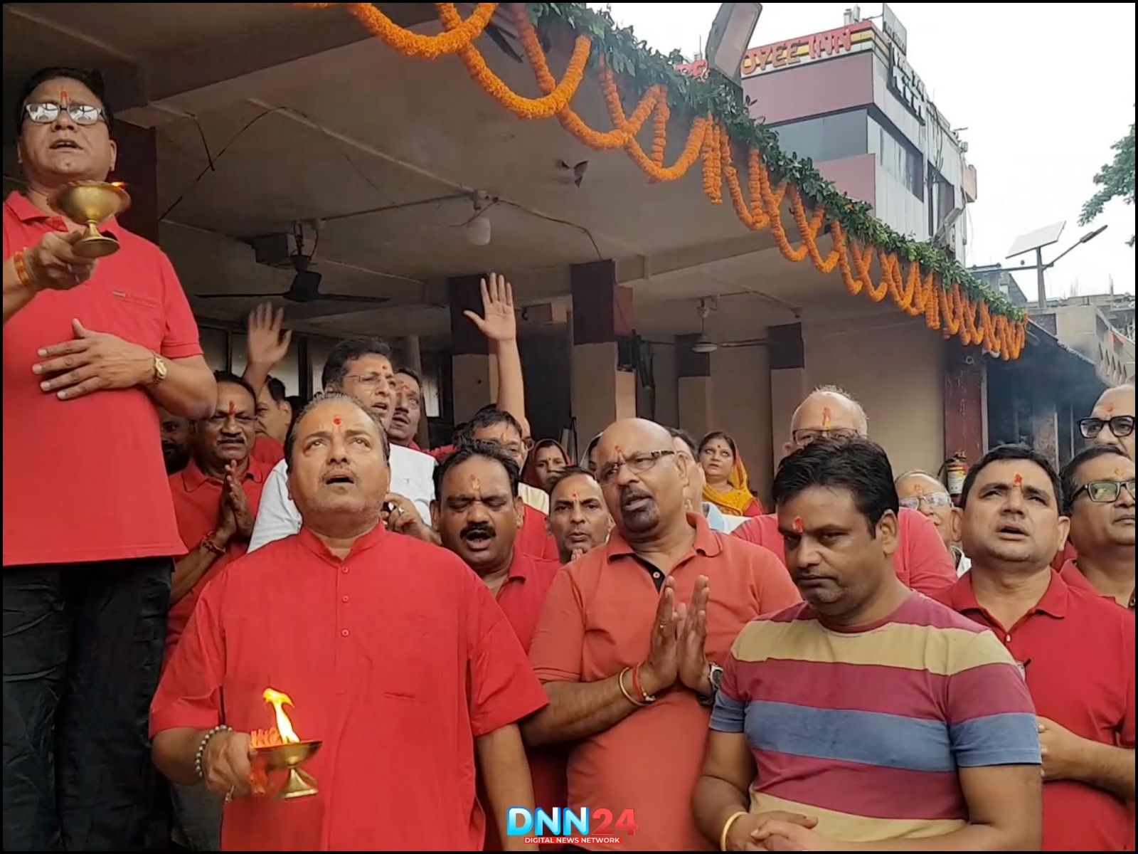 मंदिर में आरती करते भक्त (फोटो: DNN24)