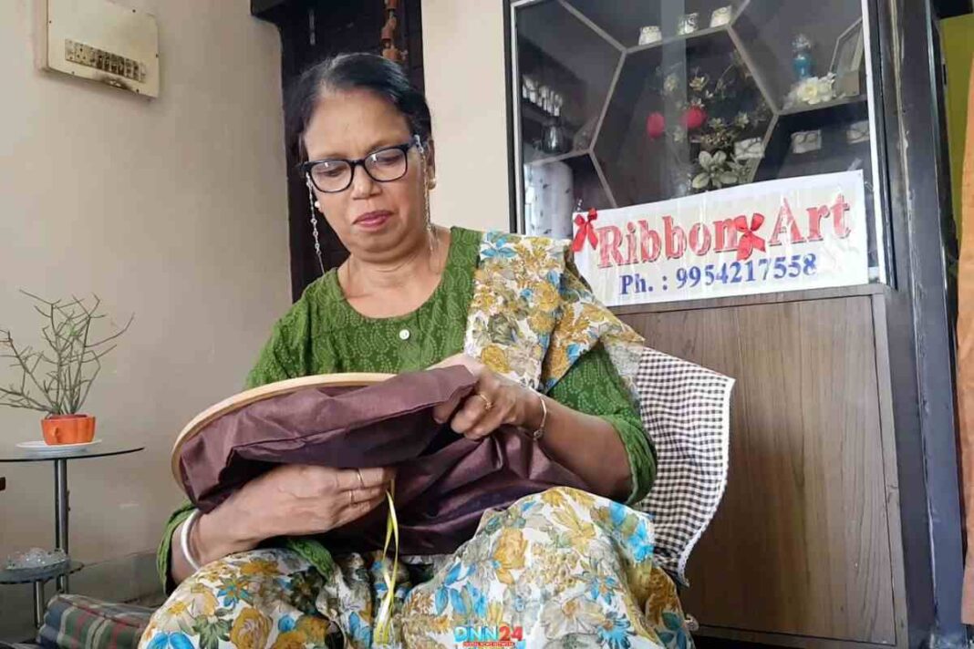 रिटायरमेंट के बाद मुसफिका हुसैन ने अपने शौक को बनाया बिजनेस, शुरू की रिबन आर्ट