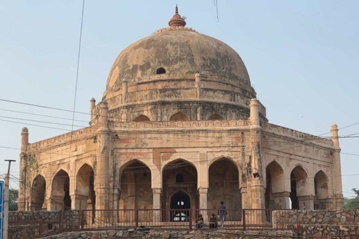Khair-ul-Manazil से अधम ख़ान के मक़बरे तक: दिल्ली की ख़ामोश इमारतें और मुग़ल सियासत की दास्तान