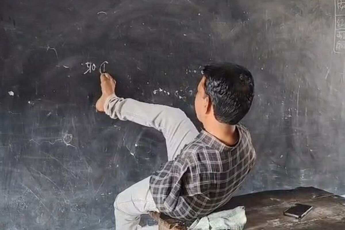 टीचर मोहम्मद अकबर अंसारी (Mohammad Akbar Ansari): जो हाथों से नहीं, पैरों से लिखते हैं छात्रों की तक़दीर