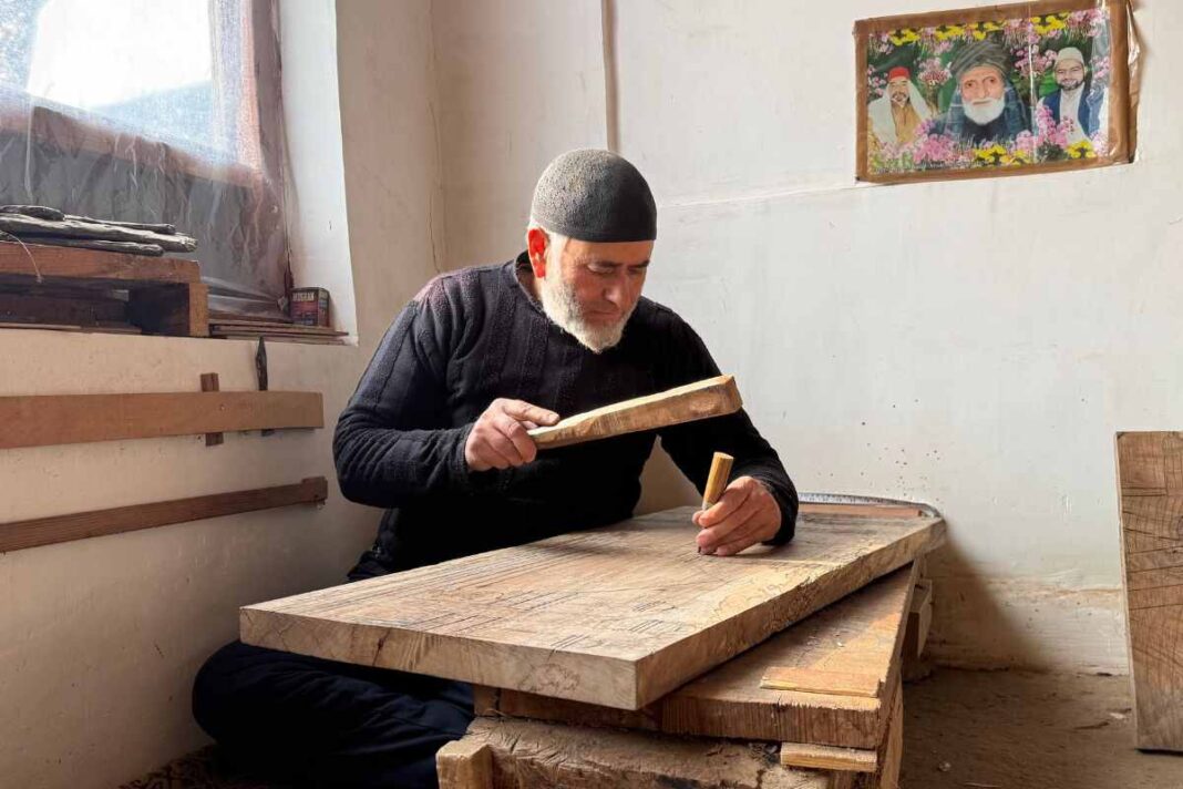 कश्मीर में 40 साल से वुड कार्विंग (wood carving) की विरासत को संभालते मंज़ूर अहमद बजाज