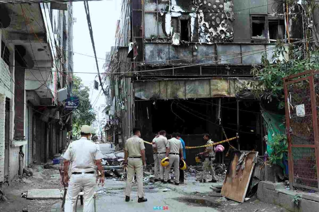 गद्दों की दुकान से बिछी जिंदगी की सड़क: Malviya Nagar हादसे में रियाज़ुद्दीन ने पेश की मानवता की मिसाल