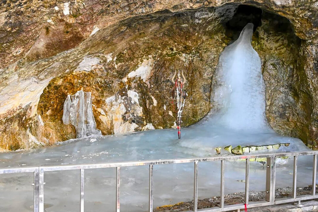 बाबा बर्फानी का पिघलता शिवलिंग : हमारी बढ़ती तीर्थयात्रा का दबाव और हिमालय का गहराता संकट