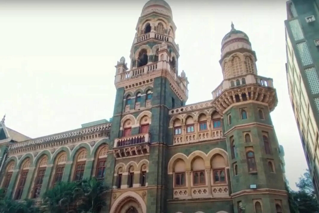 मुंबई की 152 साल पुरानी करीमी लाइब्रेरी: हिंदू धर्मग्रंथों की फारसी-उर्दू अनुवादों को बचाने की मुहिम