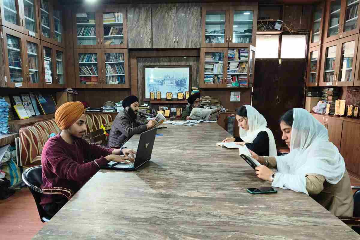 Komal Library: कश्मीर की वो मुफ़्त कम्युनिटी लाइब्रेरी, जो 3 दशक से कर रही सिख समुदाय की ख़िदमत