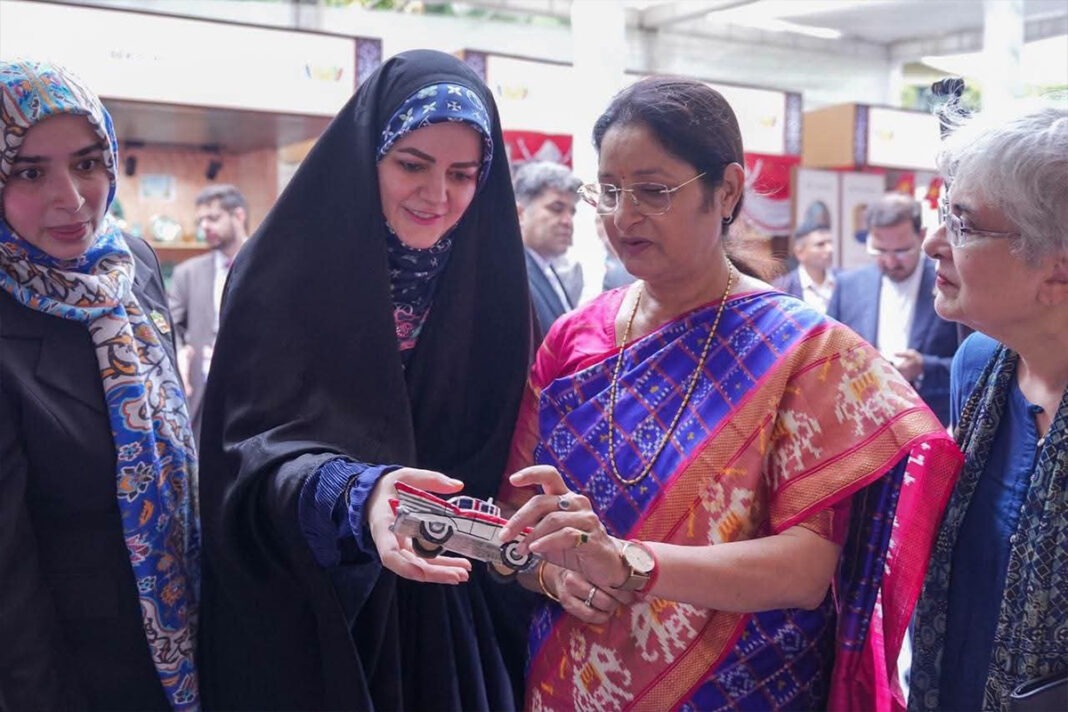 BRICS Bazaar: जब दुनिया की मिट्टी, धागे और चांदी ने एक ही आंगन में दास्तां सुनाई