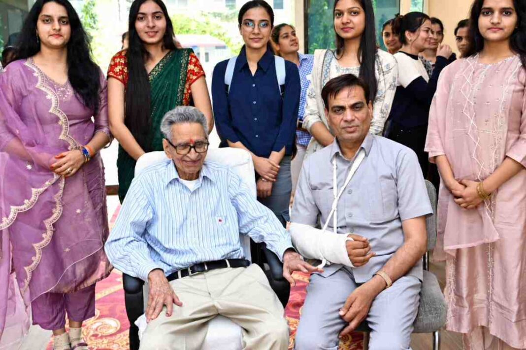 Teachers’ Day Special: 100 साल के Ghasiram Verma की आधी पेंशन बेटियों की शिक्षा के नाम, अब तक 12 करोड़ दिए
