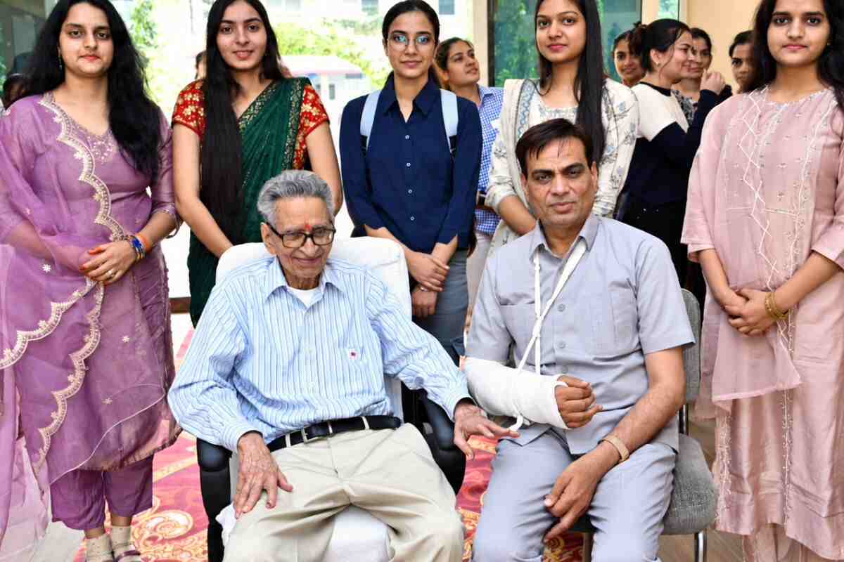 Teachers’ Day Special: 100 साल के डॉ. वर्मा की आधी पेंशन बेटियों की शिक्षा के नाम, अब तक 12 करोड़ दिए