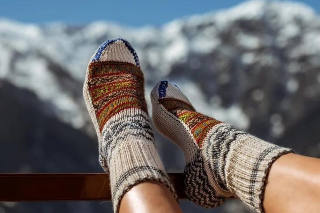 लाहौली बुने मोज़े और दस्ताने: हिमालय की वादियों से निकली एक अनमोल विरासत