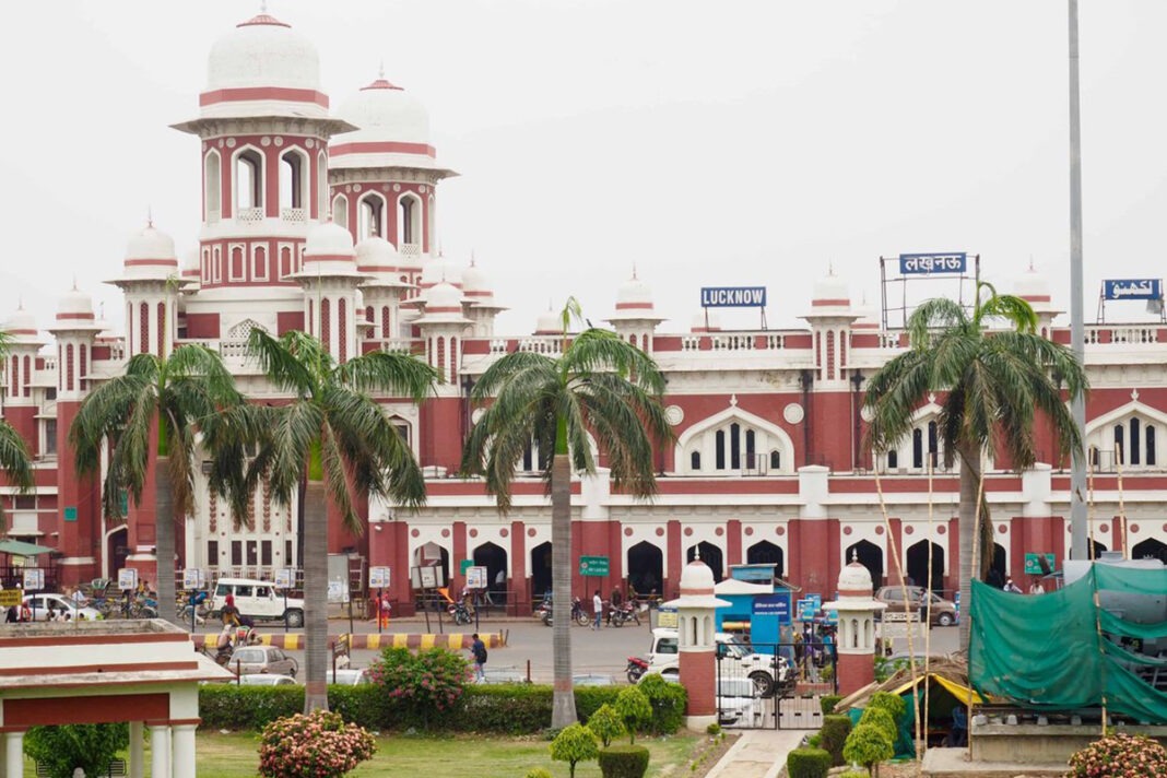 लखनऊ का चारबाग़ स्टेशन: इंजीनियरिंग का कमाल और इतिहास का गवाह जहां पत्थरों में बसती है नवाबी तहज़ीब
