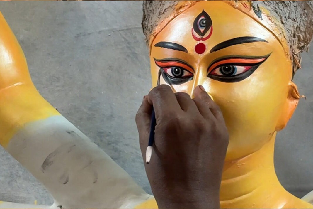 मिट्टी में दबती जा रही कला: दुर्गा पूजा की प्रतिमाओं को बनाने वाले कारीगरों की अनसुनी दास्तान