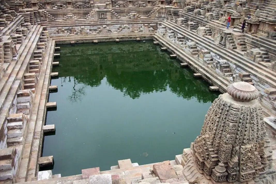 ज़मीन के नीचे छुपे पानी के महल-हिंदुस्तान की बावड़ियों की कहानी